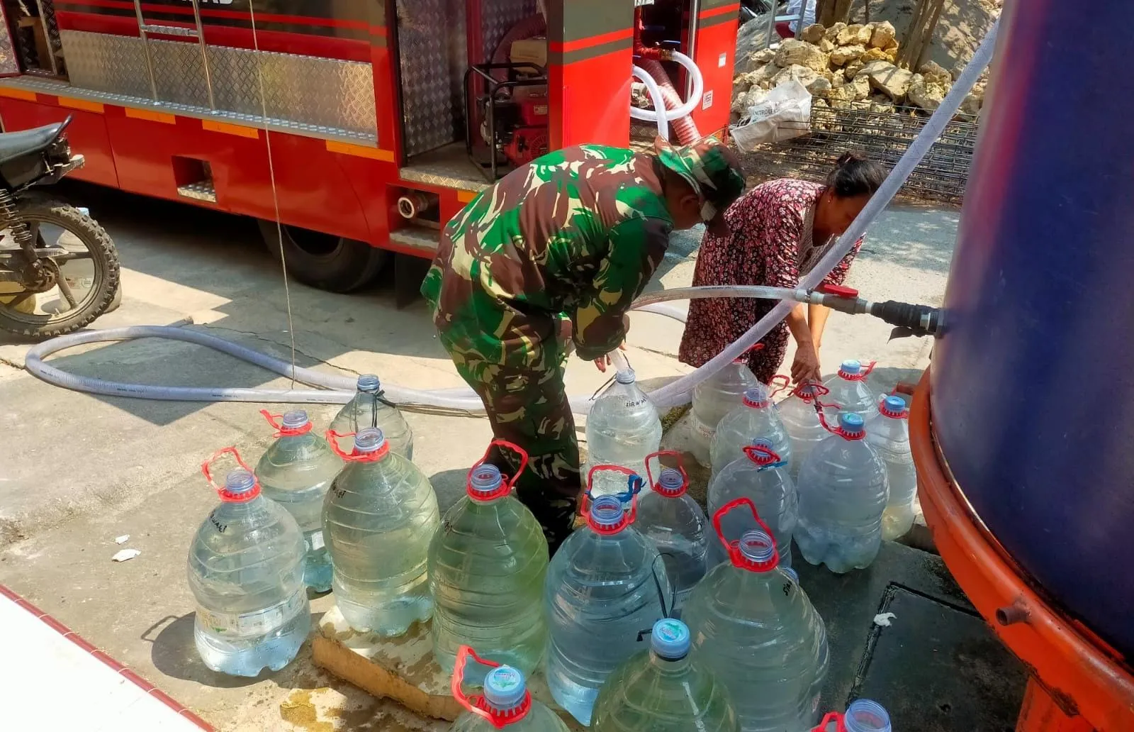 Kodim 0722 Kudus Salurkan 5.000 Liter Air Bersih untuk Warga Terdampak Kekeringan di Glagahwaru