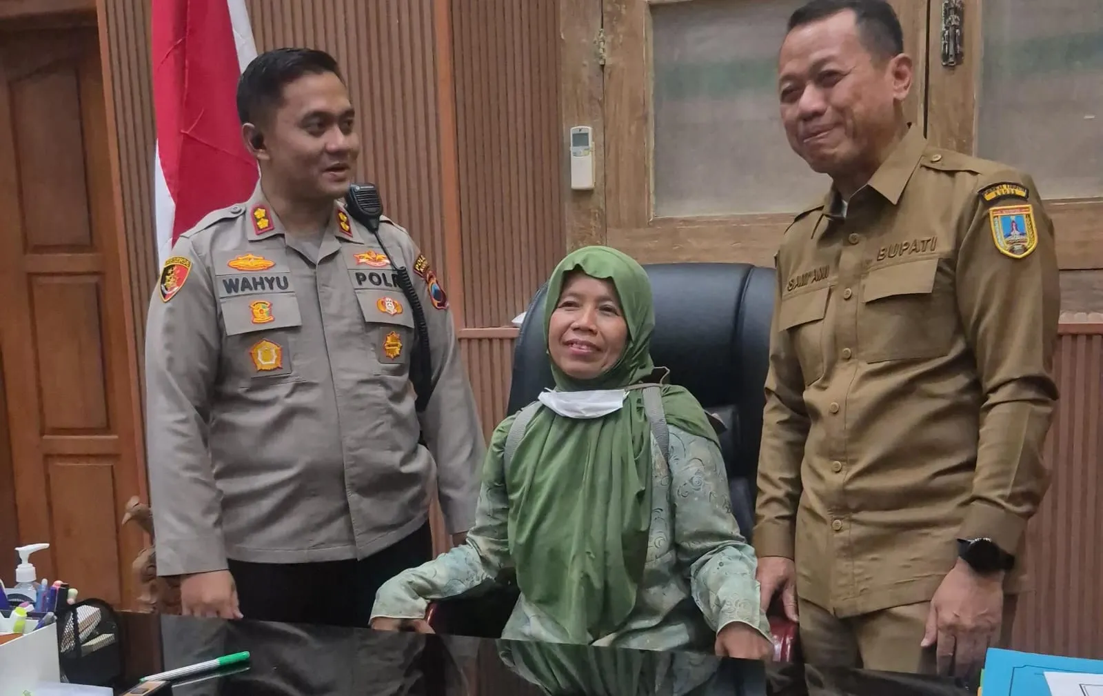 Buka Pintu Aspirasi, Bupati Kudus Persilakan Emak-emak Peserta Demo Duduk di Kursi Kerjanya