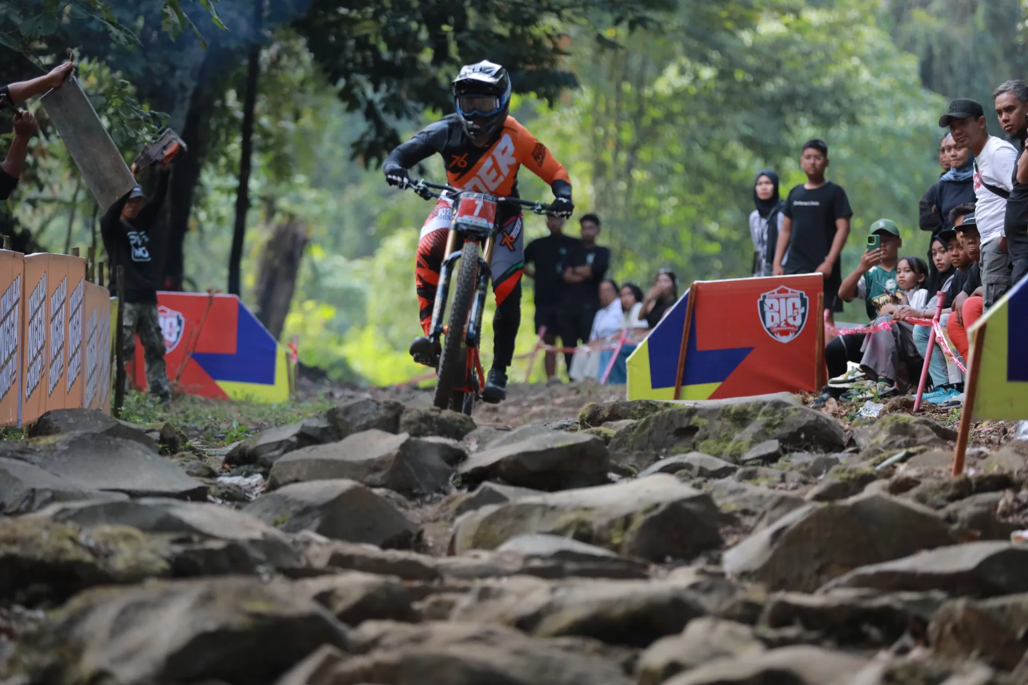 Taklukkan Trek Ekstrem Gantasan, Agung Prio dan Nilna Murni Sabet Gelar Juara BIG Downhill 2026