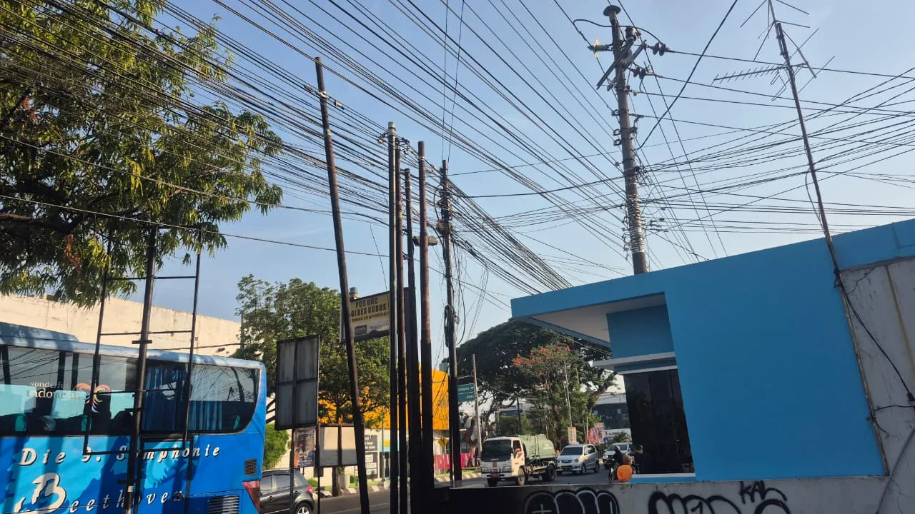 Pemkab Kudus Bakal Tertibkan Kabel Fiber Optik Semrawut, Tak Segan Putus Jaringan Bandel