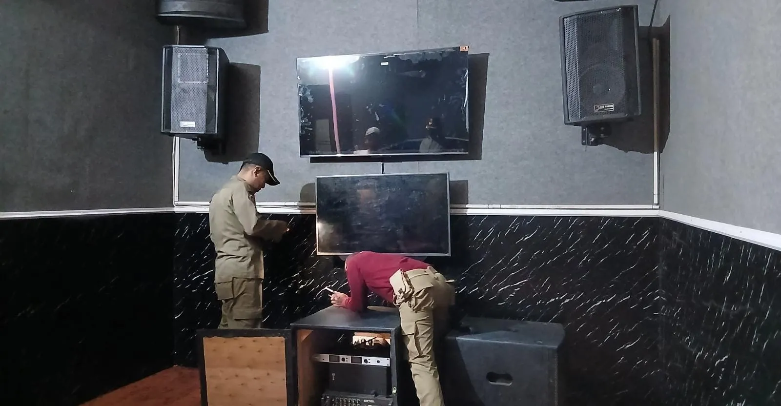 Empat Karaoke di Ruko Ronggolawe  Disasar Satpol PP Kudus, 43 Botol Miras dan Sejumlah Amplifier Diamankan