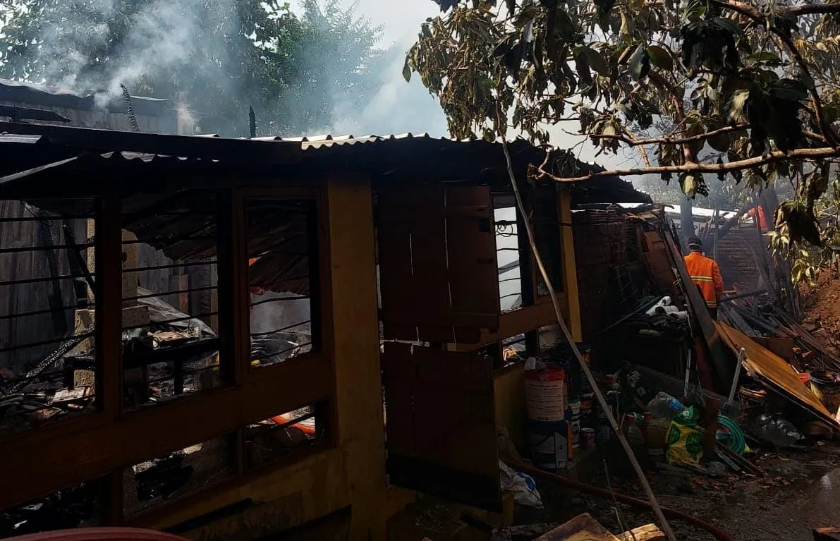 Rebus Air Pakai Kayu Bakar, Dapur dan Gudang Warga Besito Kudus Dilalap Api