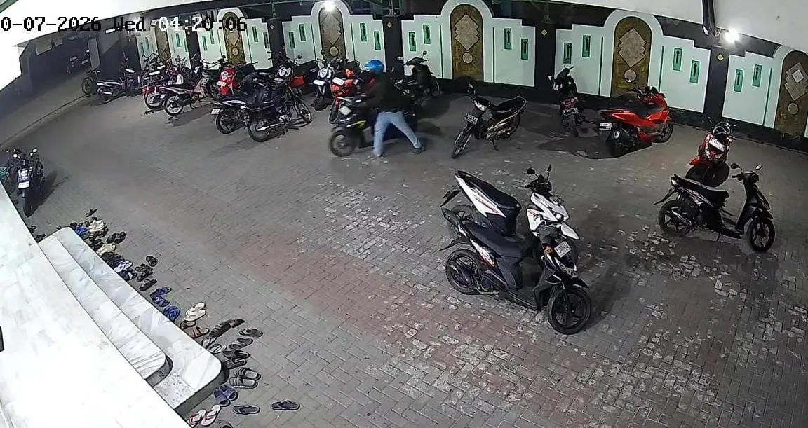 Terekam CCTV, Maling Gondol Motor Jamaah Saat Salat Subuh di Masjid Winong Pati