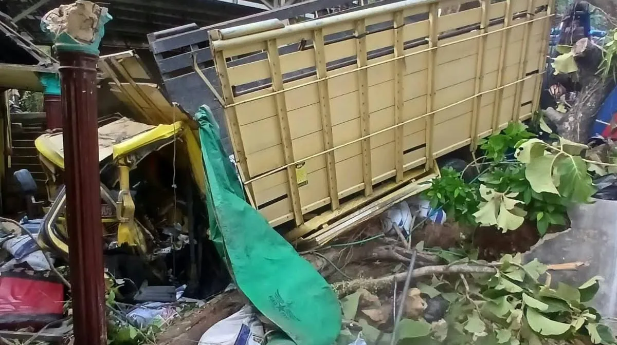 Truk Tabrak Rumah Saat Penghuninya Terlelap, Satu Orang Meninggal