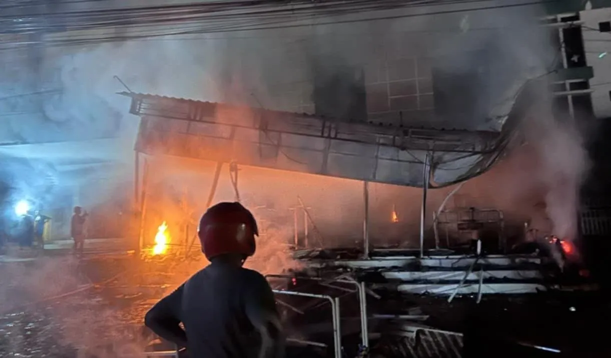 Toko Bandung Jeans di Waturoyo Pati Terbakar, Petugas dan Warga Berjibaku Padamkan Api