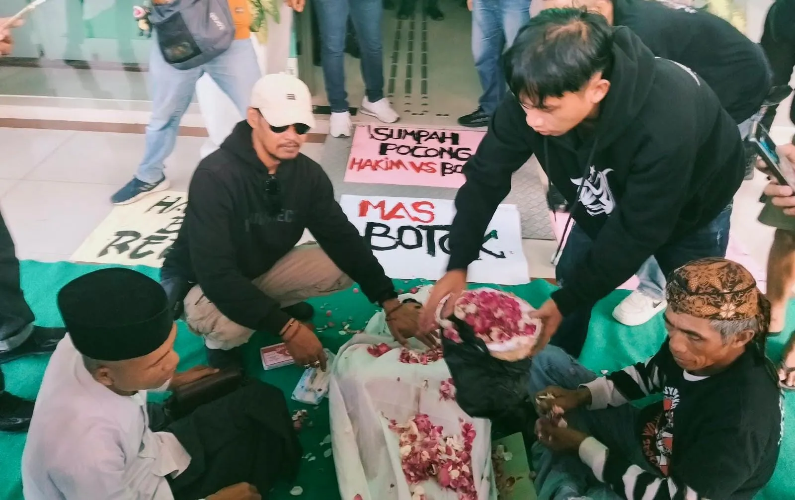 Dugaan Suap, Botok AMPB Tantang Dua Hakim PN Pati Sumpah Pocong