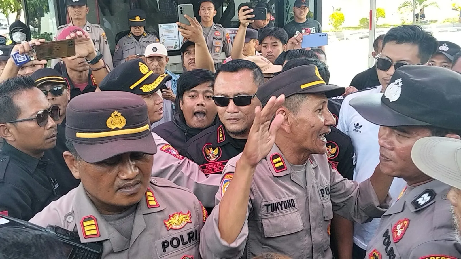 Bentrokan Pecah di PN Pati, Massa Ormas dan AMPB Saling Dorong
