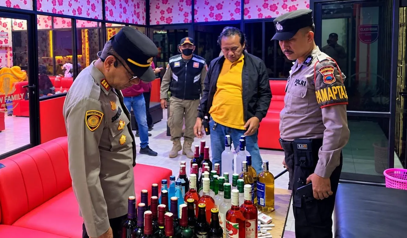 Aduan Warga Masuk 110, Polisi Sita Puluhan Botol Miras di Ruko Agus Salim Kudus
