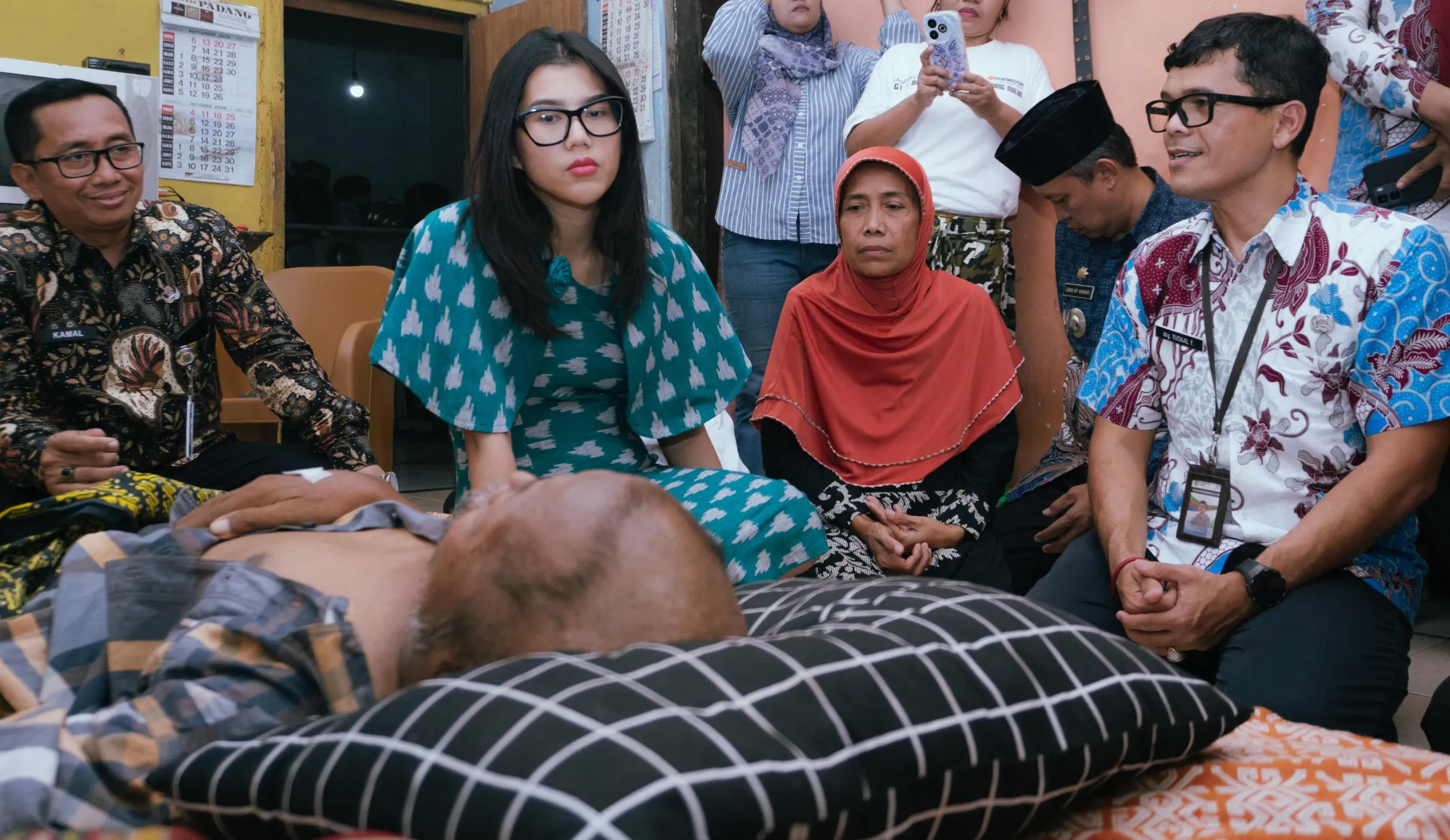 Bellinda Birton Sambangi Warga Sakit di Desa Lau, Salurkan Kursi Roda dan Sembako