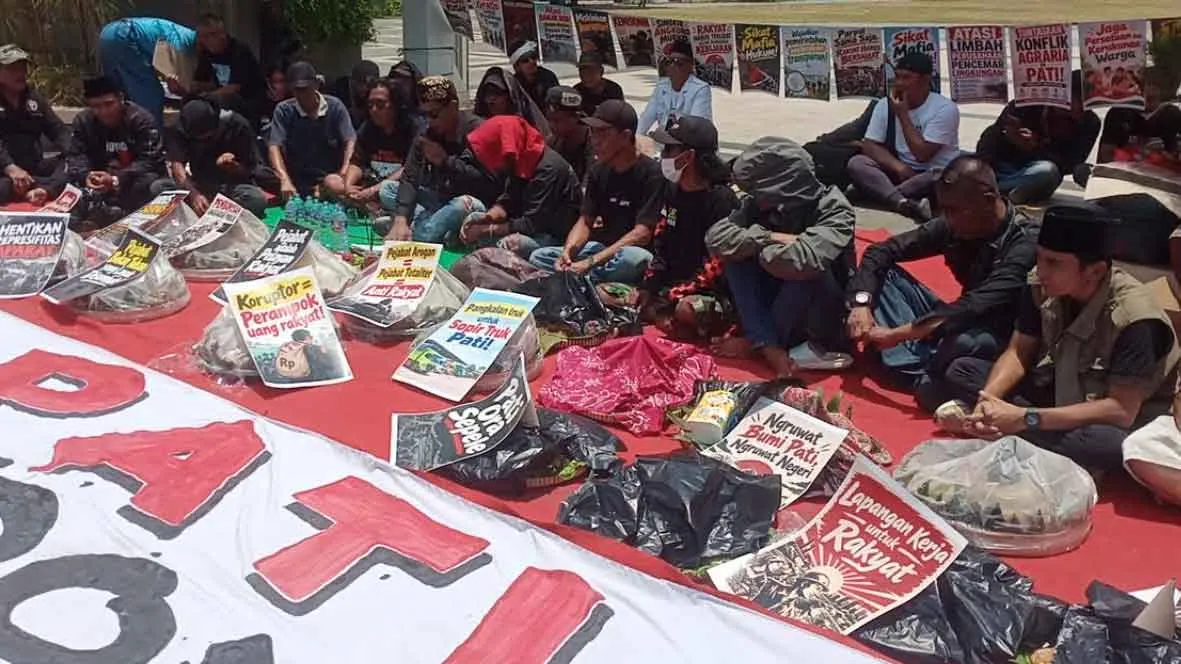 Jelang Vonis Sudewo, POS Gelar Ruwat Bumi Pati dan Siram Air di Pintu Pendopo