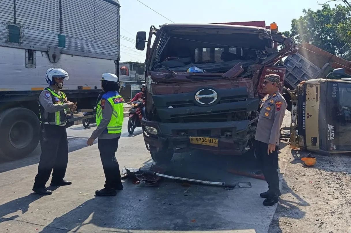 Karambol Tujuh Kendaraan di Proliman Tanjung Karang Kudus, Dua Sopir Terjepit dan Enam Orang Luka