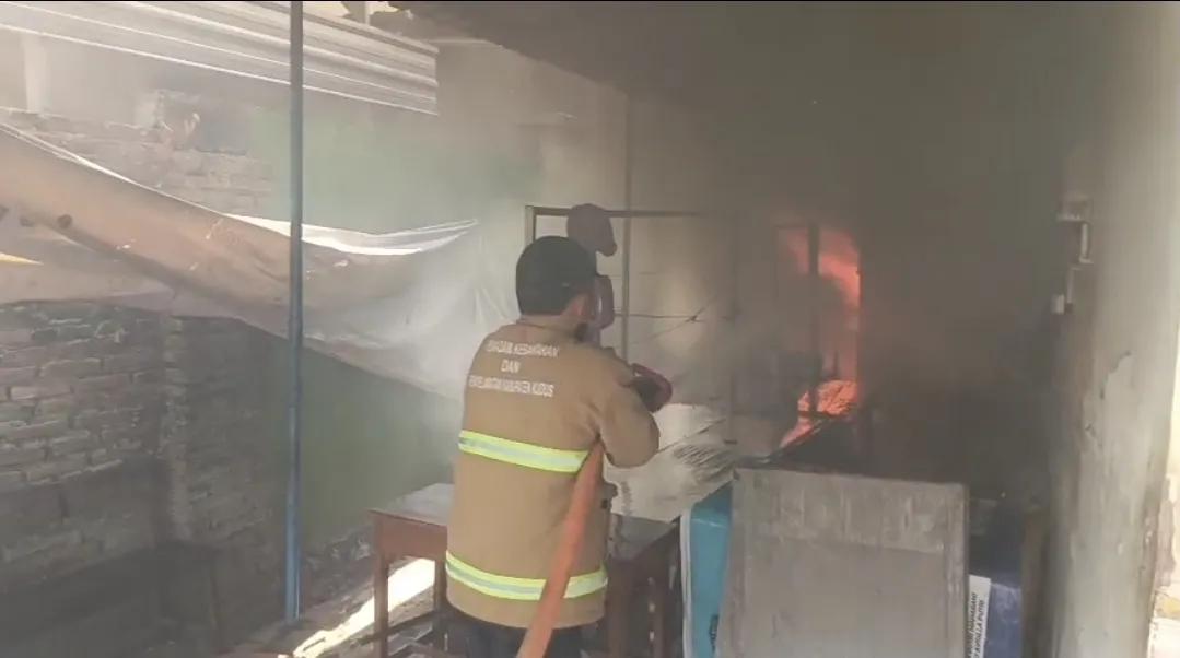 Kebakaran Lahan Tebu Menjalar ke SD 2 Bacin, Kantin Sekolah dan Atap Dua Kelas Terbakar
