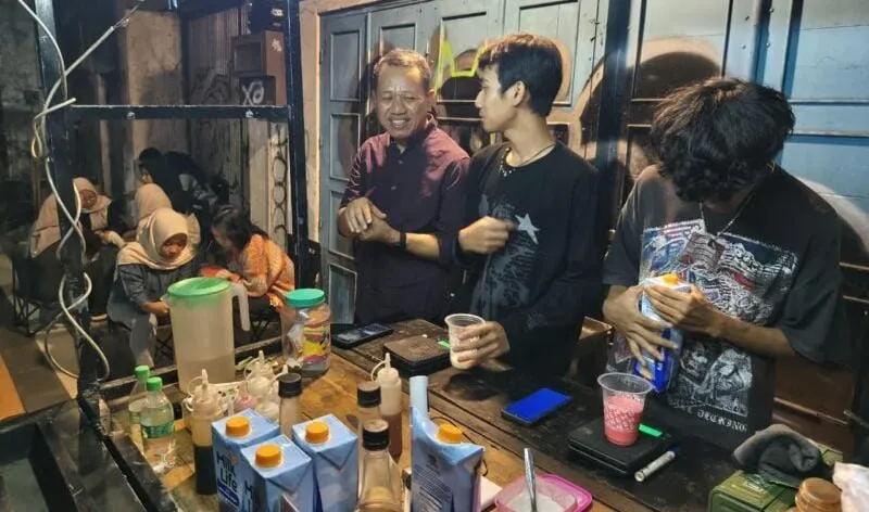 Didesak Warga Soal Alih Fungsi Trotoar, Bupati Kudus: Ketertiban dan Usaha Anak Muda Harus Seimbang